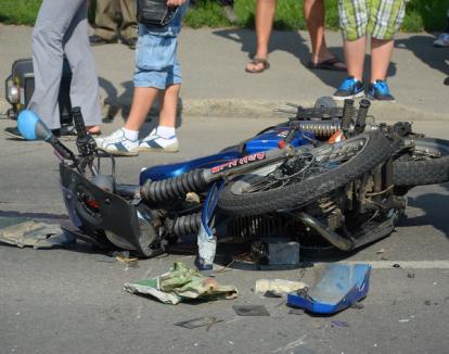 Motociclist versus Mercedes: Doi bărbaţi, tată şi fiu, au fost răniţi după ce au trecut pe roşu! (FOTO)